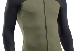 Un maillot de ciclismo de manga larga en color verde oliva con hombros y mangas negros, que cuenta con una cremallera frontal completa y un pequeño logotipo en la parte superior izquierda del pecho.