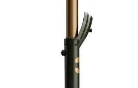 Una horquilla de suspensión de bicicleta de montaña FOX 38 Racing Green con detalles dorados y detalles negros, vista de lado.