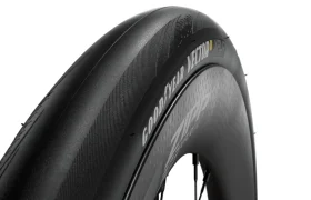 Vista de cerca de una llanta de bicicleta Goodyear Vector montada en una rueda de carbono Zipp 2026, que muestra el dibujo de la banda de rodadura y la marca en la pared lateral, diseñada para rodar más rápido en cada viaje.