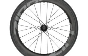 Rueda de bicicleta de fibra de carbono con radios negros y neumático Goodyear Vector Sport, vista lateral sobre fondo blanco. El diseño Zipp 2026 te ayuda a rodar más rápido en cada salida.
