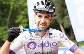 Ismael Esteban con la medalla Finisher