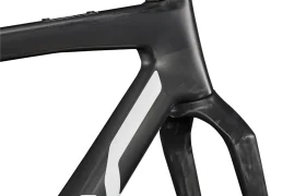 Primer plano de un cuadro y horquilla de bicicleta BMC Kaius 01 en negro mate, mostrando la unión entre el tubo de dirección y el tubo diagonal de esta bicicleta rápida, aislado sobre fondo blanco.