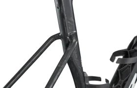 Primer plano de la unión entre el tubo de sillín y el tirante de la BMC Kaius 01, en el que se aprecia el material de fibra de carbono y parte del portabidón de esta bicicleta rápida.