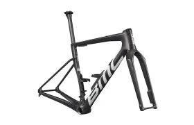 Cuadro y horquilla BMC Kaius 01 negro mate con logotipo blanco, mostrados sin ruedas, manillar ni transmisión, sobre un fondo blanco liso, ideal para construir una bicicleta rápida.
