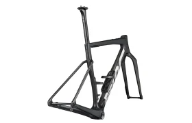 Un cuadro de bicicleta de carretera BMC Kaius 01 de fibra de carbono negro sin ruedas, manillar ni componentes de transmisión, visto desde un ángulo trasero: la base perfecta para una bicicleta rápida y actual.