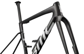 Primer plano de un cuadro negro de bicicleta BMC Kaius 01, que muestra el tubo superior, el tubo de sillín y la horquilla delantera sobre un fondo blanco, resaltando el diseño de una bicicleta rápida.