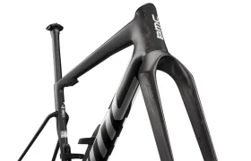 Primer plano del cuadro y la horquilla de una bicicleta BMC Kaius 01 negra, que muestra el tubo de dirección, el tubo diagonal y parte de la tija del sillín sobre un fondo blanco: una bicicleta rápida hecha para el rendimiento.