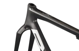 Primer plano de un cuadro de bicicleta BMC Kaius 01 con detalles en blanco, que muestra el tubo superior, el tubo de dirección y parte de la horquilla: una opción elegante para los entusiastas del ciclismo.