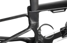 Primer plano de un cuadro BMC Kaius 01 negro de fibra de carbono, centrado en la unión del tubo de sillín y el soporte del portabidón, mostrando esta bicicleta rápida sobre un fondo blanco.