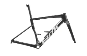 Un cuadro de bicicleta de carretera BMC Kaius 01 en blanco y negro, mostrado sin ruedas, manillar ni otros componentes, sobre un fondo blanco liso: una opción ideal para quien busque una bicicleta rápida y actual.