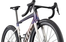 Un primer plano de la moderna BMC Kaius 01, una bicicleta rápida con manillar abatible, frenos de disco y neumáticos Terra Competition sobre un fondo blanco.