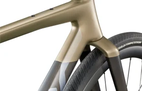 Primer plano del cuadro y la rueda trasera de una bicicleta rápida moderna, que muestra un diseño elegante y un acabado metálico liso con patrones de colores geométricos inspirados en la BMC Kaius 01.
