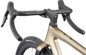 Primer plano de la BMC Kaius 01, una bicicleta rápida y actual, en la que destacan el moderno manillar, las manetas de freno y el cuadro delantero con un visible neumático "TERRA COMPETITION".
