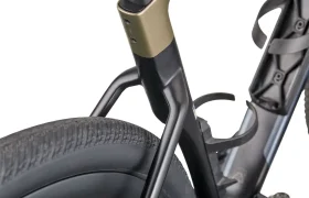 Detalle del cuadro trasero de una bicicleta BMC Kaius 01, que muestra el tubo de sillín, los tirantes y la cubierta trasera con un portabidón montado para una conducción más rápida.