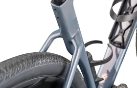 Primer plano de un cuadro BMC Kaius 01 que muestra la cubierta trasera, el tubo del sillín, los tirantes y el portabidón sobre un fondo blanco, resaltando el diseño de esta bicicleta rápida.