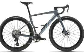 Una moderna bicicleta de carretera BMC Kaius 01 gris con manillar rebajado, frenos de disco, ruedas de sección profunda y un elegante diseño de cuadro se muestra de perfil lateral sobre un fondo blanco, perfecta para cualquiera que busque una bicicleta rápida y actual.