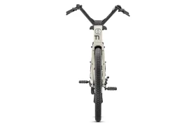 Vista frontal de una moderna bicicleta eléctrica Moustache Lundi 27 con manillar ancho, faro central y neumáticos gruesos —perfecta para moverse por la ciudad— expuesta sobre un fondo blanco liso.