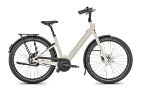 Bicicleta urbana «Beige Moustache Lundi 27» con cuadro de acceso fácil, neumáticos, sillín y manillar negros, equipada con portaequipajes trasero, guardabarros y protector de cadena —perfecta para explorar la ciudad—, vista de perfil sobre un fondo blanco.