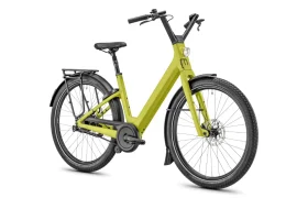 Una bicicleta eléctrica Moustache Lundi 27 de cuadro bajo, de color amarillo, con neumáticos negros, guardabarros y un portaequipajes trasero, perfecta para moverse por la ciudad, representada sobre un fondo blanco.