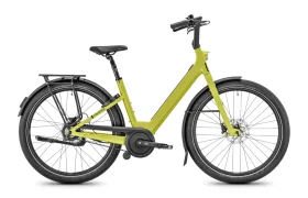 Una bicicleta eléctrica Moustache Lundi 27 de barra baja de color amarillo, diseñada para los desplazamientos urbanos, con guardabarros, portaequipajes trasero y frenos de disco delanteros y traseros, mostrada de perfil sobre un fondo blanco.