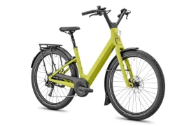 Una bicicleta eléctrica Moustache Lundi 27 de color verde lima, con cuadro de acceso fácil, guardabarros delanteros y traseros, portaequipajes trasero y faro delantero, vista de perfil sobre un fondo blanco: perfecta para moverse por la ciudad con estilo y comodidad.
