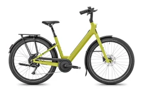 Se muestra de perfil, sobre un fondo blanco, una bicicleta eléctrica Moustache Lundi 27 de cuadro abierto de color amarillo, con neumáticos negros, guardabarros y un portaequipajes trasero: perfecta para moverse por la ciudad con estilo y comodidad.