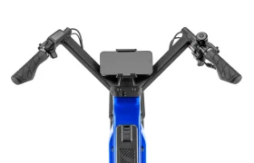 Vista aérea del manillar de una bicicleta eléctrica «Moustache Lundi 27», que cuenta con una pantalla digital, un smartphone acoplado y botones de control en cada puño, con el característico cuadro azul visible en la parte inferior: perfecta para moverse por la ciudad con estilo.