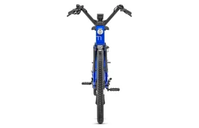 Vista frontal de la bicicleta eléctrica Moustache Lundi 27 azul, con manillar ancho, neumáticos de banda de rodadura gruesa y faro delantero incorporado, sobre un fondo blanco liso: perfecta para recorrer la ciudad con estilo.