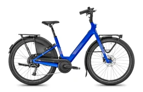 Bicicleta eléctrica «Blue Moustache Lundi 27», con cuadro de acceso fácil, portaequipajes delantero y trasero, guardabarros y frenos de disco —perfecta para los desplazamientos urbanos—, vista de perfil sobre un fondo blanco.
