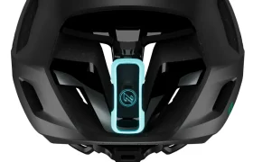 Primer plano de la parte inferior de un casco de ciclismo Casco Lazer Sphere Kineticore, que muestra el acolchado interno y un dial de ajuste azul en la parte posterior.