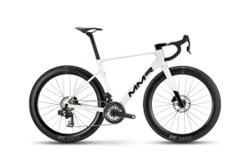 Bicicleta de carretera MMR Aelion SL blanca con manillar, sillín y ruedas negros, con llantas DT Swiss y frenos de disco, fotografiada de perfil sobre fondo blanco. Disponible en bici total.