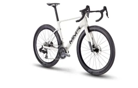 Bicicleta de carretera MMR Aelion blanca con manillar rebajado, ruedas DT Swiss de sección profunda y la marca acento asturiano MMX en el cuadro, vista desde un ángulo trasero, una pieza destacada en cualquier colección de bici total.