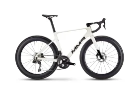 Bicicleta de carretera MMR Aelion de color blanco con manillar rebajado, ruedas negras y frenos de disco, con el logotipo "MMR" en el cuadro. Vista lateral sobre fondo blanco-un auténtico acento asturiano en bici total.