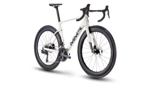 Bicicleta de carretera MMR Aelion SL blanca con ruedas negras de sección profunda, manillar rebajado y diseño de cuadro aerodinámico, vista en ángulo desde el lado frontal izquierdo: una auténtica bici total para los entusiastas del rendimiento.