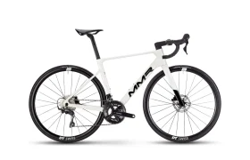 Una bicicleta de carretera MMR Aelion SL blanca con manillar rebajado, frenos de disco y ruedas DT Swiss negras se muestra de perfil sobre un fondo liso.