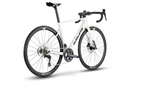 Bicicleta de carretera blanca con manillar caído, ruedas finas y mecanismo de cambio visible: esta MMR Aelion es una bici total, mostrada sobre un fondo blanco liso.