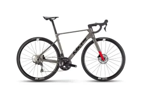 Vista lateral de una moderna bicicleta de carretera MMR Aelion con manillar rebajado, frenos de disco y ruedas DT Swiss, con un cuadro gris oscuro y un acento rojo en la horquilla delantera, perfecta para cualquier entusiasta de la bici total.
