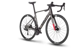 Bicicleta de carretera MMR Aelion negra mate con manillar rebajado, frenos de disco y ruedas DT Swiss, mostrada en ángulo sobre fondo blanco.