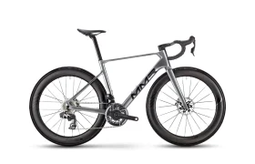 Bicicleta de carretera MMR Aelion plateada con cuadro aerodinámico, manillar rebajado, ruedas de sección profunda y frenos de disco, vista de perfil sobre fondo blanco.