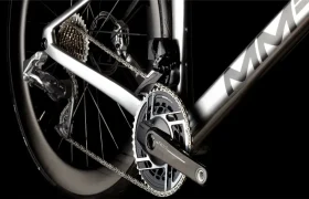 Detalle de la transmisión de una bicicleta MMR Aelion SL, que muestra la cadena, el casete trasero, el desviador, las bielas y los pedales sobre un fondo negro, perfecto para los entusiastas de las bicicletas.