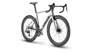 Una moderna bicicleta de carretera MMR Aelion con manillar rebajado, ruedas de sección profunda, frenos de disco y cuadro plateado y negro, sobre fondo blanco.