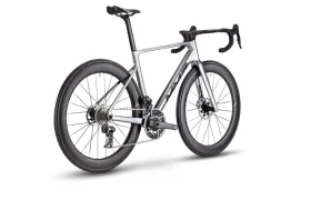 Una bicicleta de carretera MMR Aelion plateada y negra con cuadro aerodinámico, manillar rebajado, ruedas de sección profunda y frenos de disco, vista desde la parte trasera izquierda sobre fondo blanco: una auténtica bici total para los entusiastas de la velocidad.
