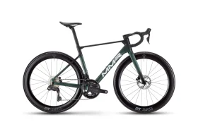 Una moderna bicicleta de carretera MMR Aelion con manillar rebajado, ruedas de sección profunda, frenos de disco y la marca "NMR" en el cuadro, mostrada sobre un fondo blanco, perfecta para los amantes de la bici total.