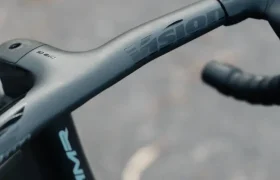 Primer plano del manillar de una bicicleta con las marcas "VISION" y "MMR Aelion SL" visibles, sobre un fondo borroso al aire libre, perfecto para cualquier aficionado a la bicicleta.