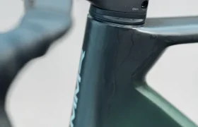 Primer plano de la parte delantera de una bicicleta, mostrando el manillar, la potencia de la marca Vision y parte del cuadro MMR Aelion con acabado mate.