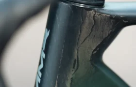 Primer plano del cuadro delantero y el manillar de una MMR Aelion, en el que se aprecia una grieta visible en el material de fibra de carbono cerca de la potencia, perfecto para que los aficionados a las bicis detecten detalles cruciales.