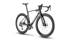 La MMR Aelion SL es una bicicleta de carretera con manillar rebajado, cuadro aerodinámico, frenos de disco y ruedas DT Swiss de sección profunda, mostrada sobre un fondo blanco, una auténtica bici total para los entusiastas del rendimiento.