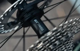Primer plano de una rueda trasera bici total en una MMR Aelion, destacando el freno de disco, el casete y el buje DT Swiss.