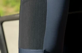 Primer plano de una persona que lleva unos pantalones cortos de ciclismo Cadence Cargo, de color azul marino y negro, mientras está sentada en una bicicleta; se aprecia parte de la bicicleta y un fondo exterior difuminado. Estos pantalones cortos están diseñados para ofrecer comodidad al pedalear en cada salida y combinan a la perfección con el maillot POC Cadence para crear un look orientado al rendimiento.