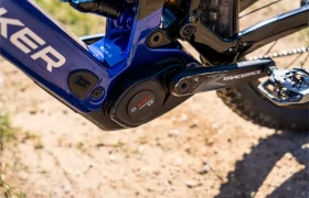 Primer plano de un motor Bosch Performance Line CX equipado con la actualización «Bosch Performance Upgrade» para un mayor control y potencia, junto con un juego de bielas Race Face montado en el cuadro de una bicicleta de montaña eléctrica.